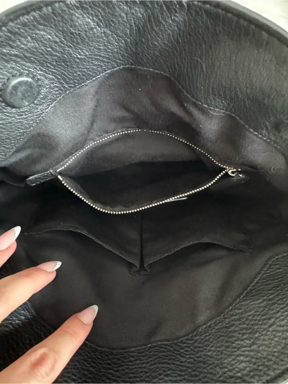Marc Jacobs Classic Black Leather Crossbody Bag - Women's Everyday Shoulder Bag